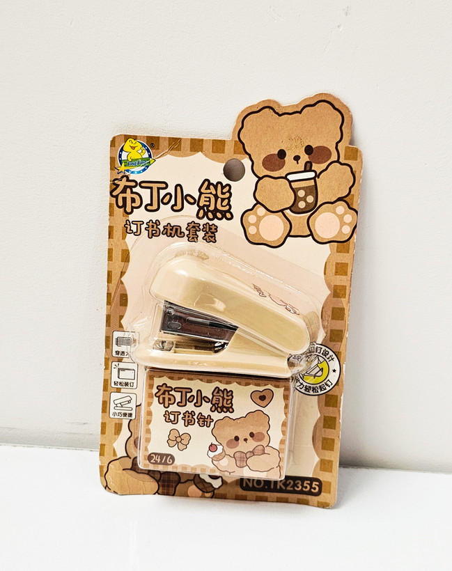 منگنه کوچیک به همراه ۴۰۰ عدد سوزن منگنه خرس شکلاتی