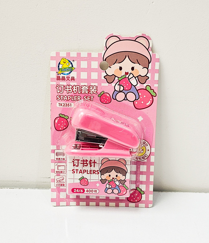 منگنه کوچیک به همراه ۴۰۰ عدد سوزن منگنه دختر صورتی