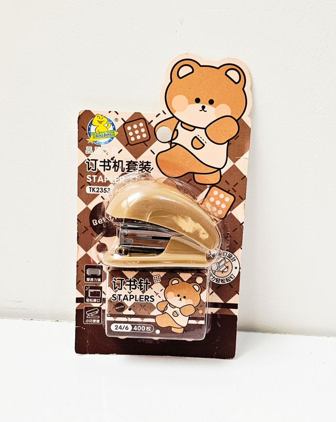 منگنه کوچیک به همراه ۴۰۰ عدد سوزن منگنه خرسی قهوه ای