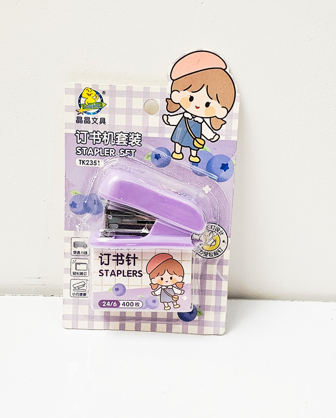 منگنه کوچیک به همراه ۴۰۰ عدد سوزن منگنه دختر بنفش