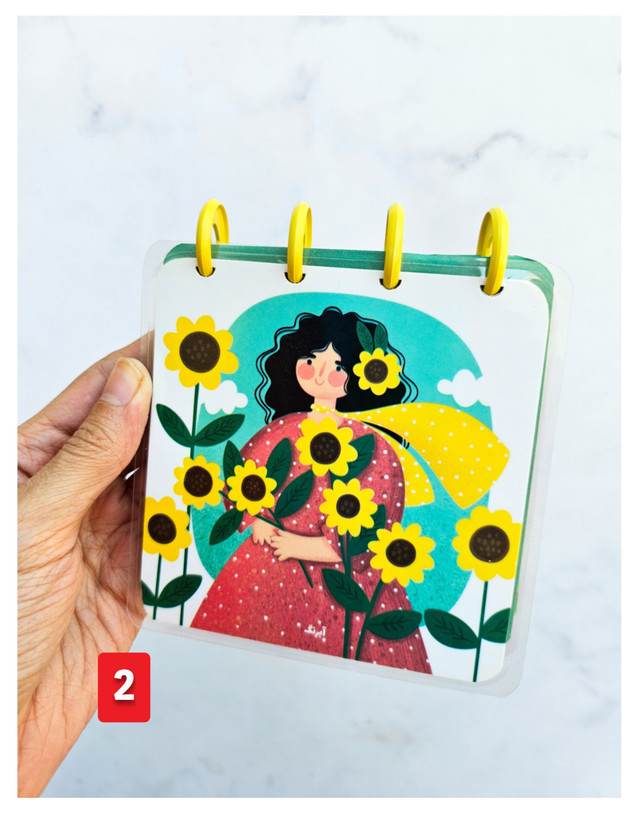 دفترچه دکمه ای جلد پرس شده آبرنگ ۱۰۰ برگ طرح دختر بابونه ای