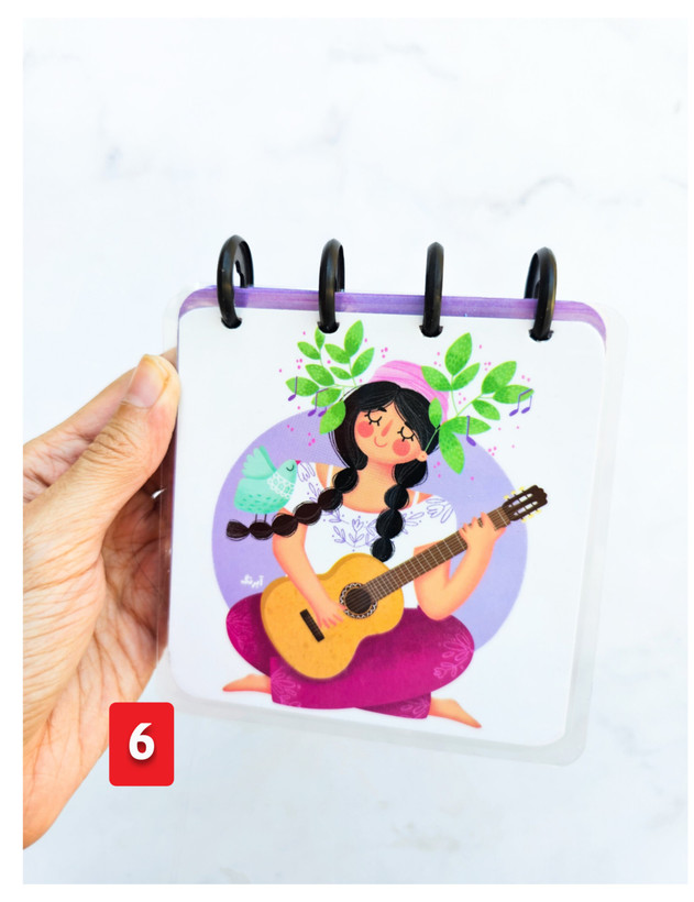 دفترچه دکمه ای جلد پرس شده آبرنگ ۱۰۰ برگ طرح دختر گیتارزن