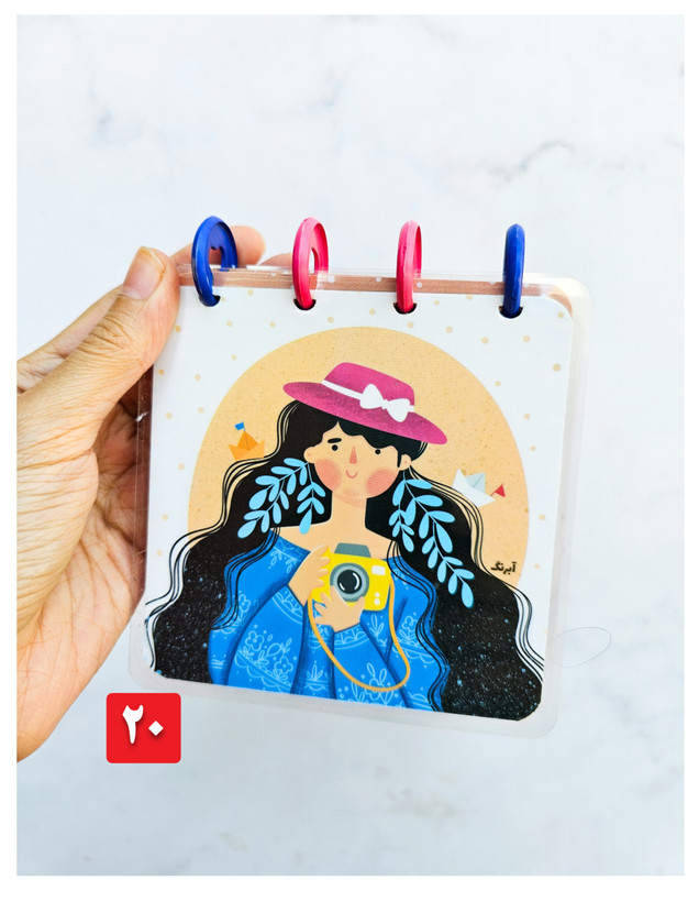 دفترچه دکمه ای جلد پرس شده آبرنگ ۱۰۰ برگ طرح دختر عکاس